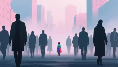 Pastel pembe ve mavi tonlarında soyut bir şehir manzarası. Yüzleri belirsiz insan figürleri, birbirine benzer kıyafetler giyiyor, aynı yöne bakıyor. Ortada küçük bir figür, farklı renklerde bir elbiseyle kendini dışlanmış gibi hissediyor. Hafif sisli bir atmosfer, duygusal izolasyonu simgeliyor.