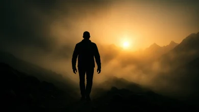 Bir insanın dağ zirvesine doğru yürüyüşü, içsel keşif ve potansiyel açığa çıkarma temalı, sembolik bir yolculuk sahnesi