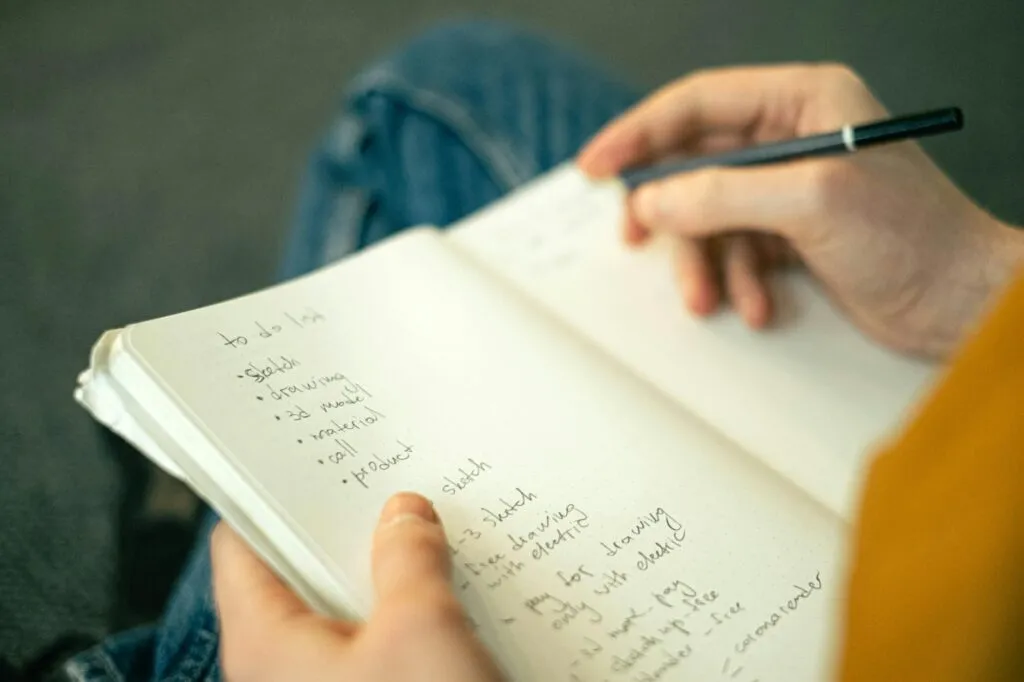Bir kişinin günlük aktivitelerini kronolojik olarak kaydettiği defter ve yanında saat sembolleri