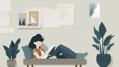 Sade bir evde sakin bir şekilde kitap okuyan kişi