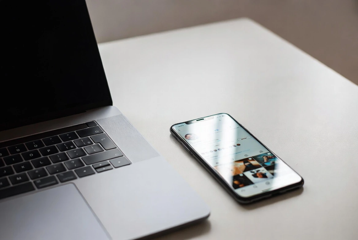 Masa üzerinde duran ve üzerinde bir sosyal medya profilinin açık olduğu akıllı telefon.